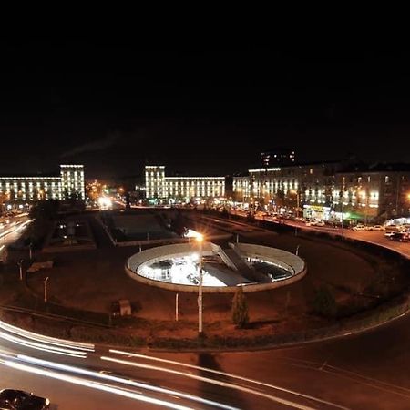 Квартира Около Станции Метро С Балконами Jereván Kültér fotó