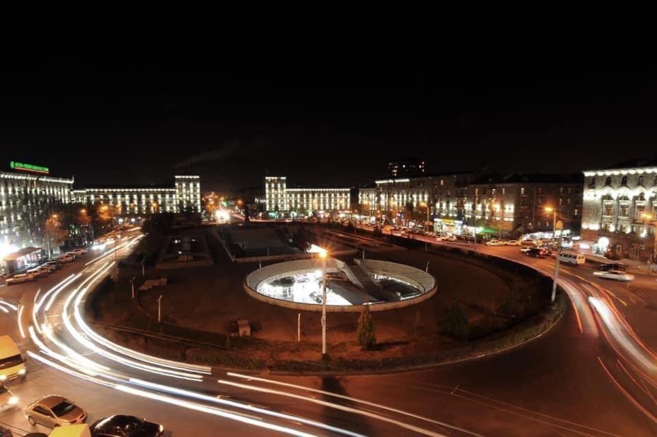 Квартира Около Станции Метро С Балконами Jereván Kültér fotó