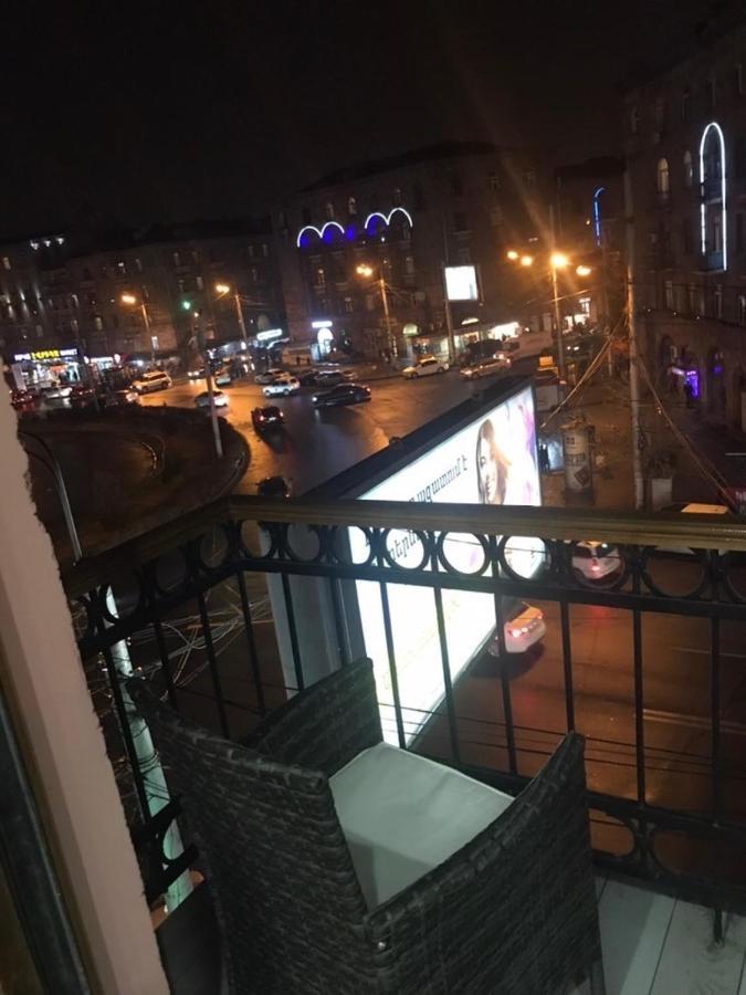 Квартира Около Станции Метро С Балконами Jereván Kültér fotó