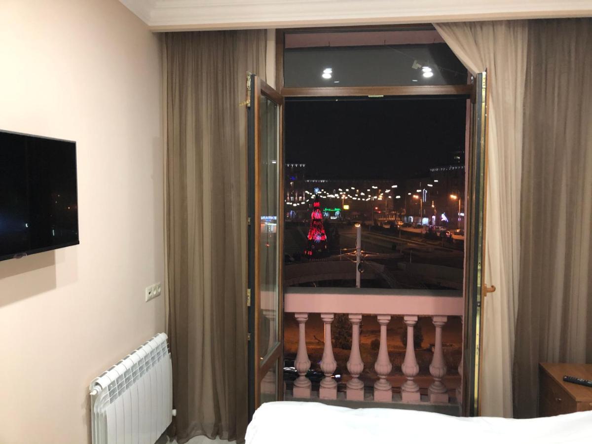 Квартира Около Станции Метро С Балконами Jereván Kültér fotó