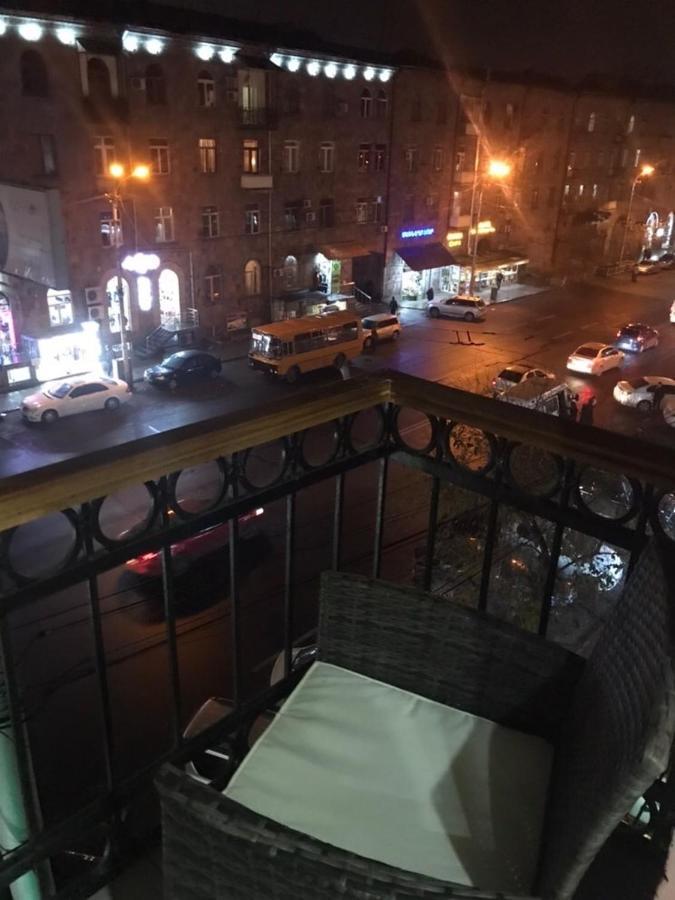 Квартира Около Станции Метро С Балконами Jereván Kültér fotó